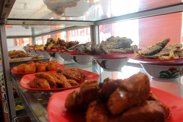 Menu ikan dan lauk pauk lain di Warteg Subsidi Bahari, Kukusan, Depok. Foto: Riad Nur Hikmah/kumparan