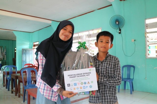 Keterangan: Dompet Dhuafa Lampung Bersama Gabungan Himpunan Mahasiswa UNILA dan Komunitas Kirimkan School Kit Ke Penyintas Banjir Lampung Selatan