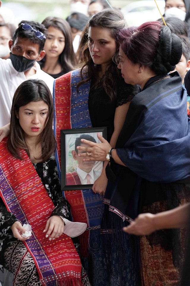 Marsha Aruan bersama adik dan ibunya saat proses pemakaman ayahnya Maruli Asi Budi Aruan di TPU Tanah Kusir, Jakarta, Jumat (9/12/2022). Foto: Agus Apriyanto