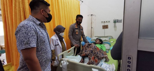 Kapolres Pemalang AKBP Ari Wibowo membesuk Siti, ART yang jadi korban pengaiayaan majikannya, di RSUD Dr. M. Ashari Pemalang, Jumat (9/12/2022) (Dok. Humas Polres Pemalang)