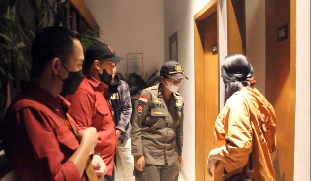 Petugas Satpol PP Kota Bandung, menggeledeh, salah satu kamar hotel saat melakukan operasi yustisi pada Kamis (8/12/2022) malam. Foto: Diskominfo Kota Bandung