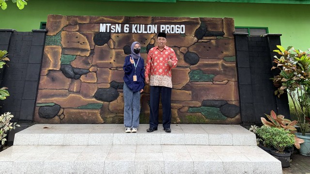 Potret bersama Bapak Zainuri, S. Pd selaku kepala sekolah saat berkunjung ke Mts N 6 Kulon, Sumber : Dokumentasi Pribadi