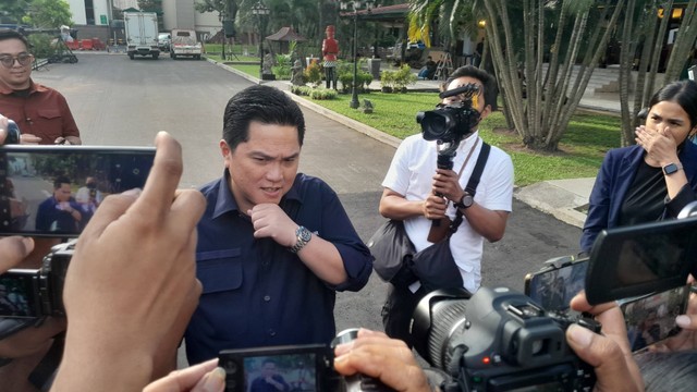 Menteri BUMN Erick Thohir memberi keterangan media di Hotel Ambarukmo, Jumat (9/12) sore. Foto: Widi Erha Pradana