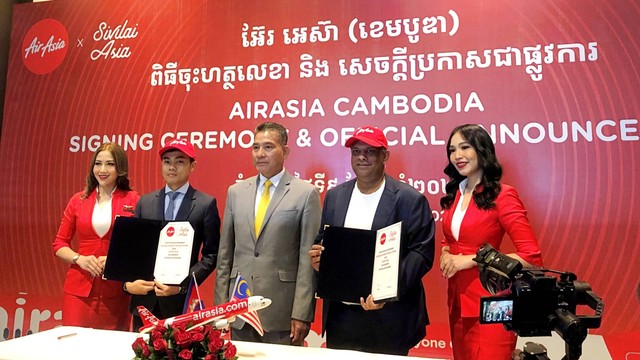 Penandatanganan Joint Venture (JV) oleh Tony Fernandes, CEO Capital A dan Vissoth Nam, Direktur Sivilai Asia di Rosewood Phnom Penh, Kamboja, Jumat (9/12/2022). Foto: Rafyq Panjaitan/kumparan