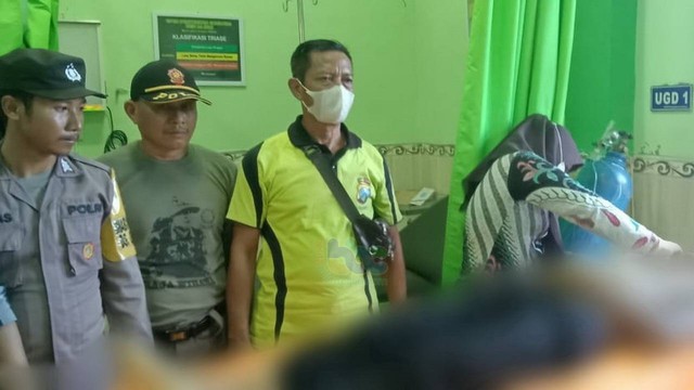 Petugas saat lakukan identifikasi mayat Lutvi Ivandet Sadewa, yang ditemukan tenggelam di Anak Sungai Pacal di Desa Gondang, Kecamatan Gondang, Kabupaten Bojonegoro. Jumat (09/12/2022) (Foto: Dok Istimewa)