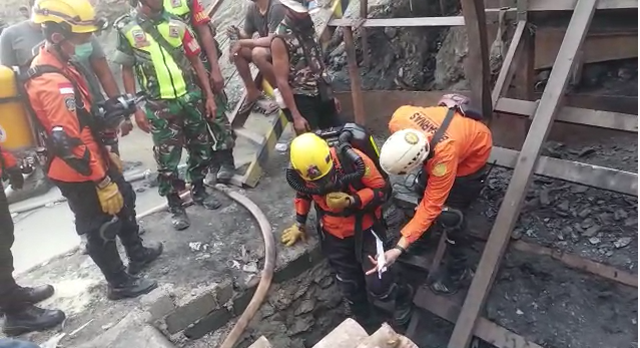 Tangkapan layar dari video proses evakuasi di lokasi tambang yang meledak, di Sawahlunto, Jumat (9/12/2022). Dokumentasi: Basarnas Padang