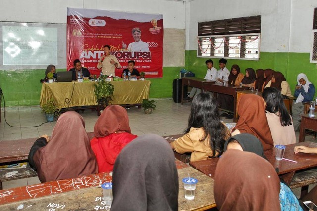 Relawan Ganjar Milenial Center (GMC) Sumut mengadakan sosialisasi kepada ratusan siswa sekolah di Yayasan Perguruan (YP) Bina Bersaudara 1 Medan pada Jumat (9/12/2022). Foto: Dok. Istimewa