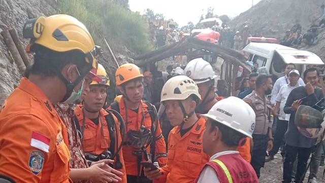 Petugas evakuasi korban ledakan tambang PT Nusa Alam Lestari di Kota Sawah Lunto, Sumatera Barat. Foto: Dok. Ditjen Minerba