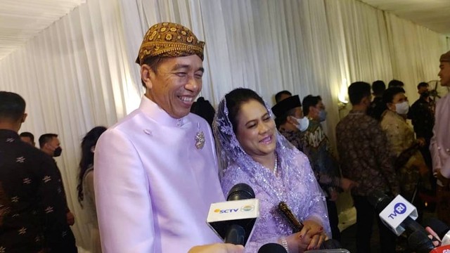 Presiden Jokowi didampingi Ibu Negara Iriana Joko Widodo usai malam midodareni jelang pernikahan Kaesang Pangarep dan Erina Gudono di kediaman Erina di Sleman, Jumat (9/12) malam. Foto: Arfiansyah Panji Purnandaru/kumparan