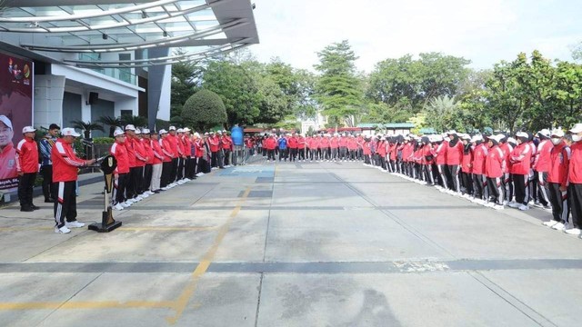 Pj Wali Kota Banda Aceh Bakri Siddiq melepas kontingen atlet yang akan bertanding di Pekan Olahraga Aceh (PORA) XIV Pidie 2022. Foto: Dok. Pemkot Banda Aceh