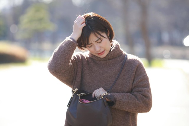Ilustrasi perempuan lupa membawa barang. Foto: yamasan0708/Shutterstock
