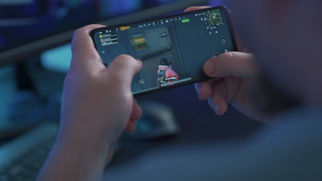 Potret Remaja Bermain Game Online. Sumber foto https://unsplash.com/photos/cQ90QkreiPQ