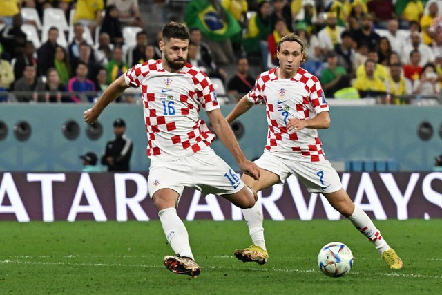 Pemain Timnas Kroasia Bruno Petkovic mencetak gol ke gawang Timnas Brasil pada pertandingan perempat final Piala Dunia 2022 Qatar di Education City Stadium, Doha, Qatar.
Foto: Dylan Martinez/REUTERS
