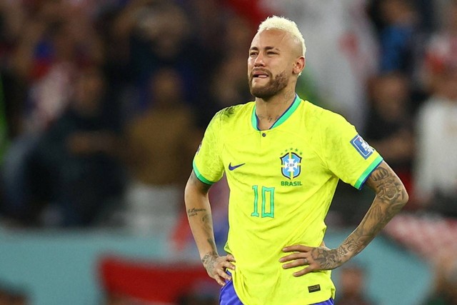 Pemain Timnas Brasil Neymar terihat usai kalah dari Kroasia pada pertandingan perempat final Piala Dunia 2022 Qatar di Education City Stadium, Doha, Qatar. Foto: Hannah McKay/REUTERS