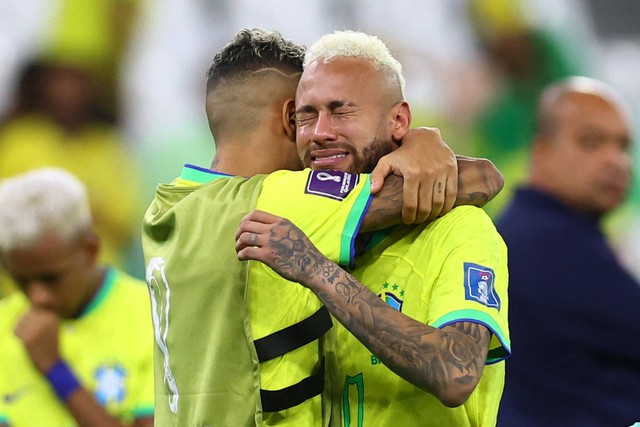 Pemain Timnas Brasil Neymar terihat usai kalah dari Kroasia pada pertandingan perempat final Piala Dunia 2022 Qatar di Education City Stadium, Doha, Qatar. Foto: Hannah McKay/REUTERS
