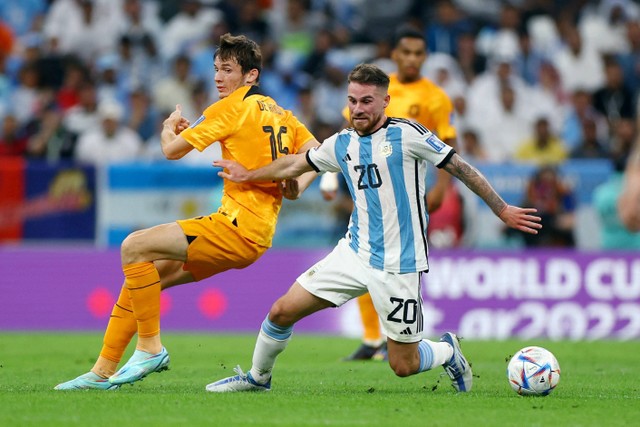 Pemain Timnas Argentina Alexis Mac Allister berebut bola dengan pemain Timnas Belanda Marten de Roon pada pertandingan perempat final Piala Dunia 2022 Qatar di Stadion Lusail, Doha, Qatar. Foto: Molly Darlington/REUTERS