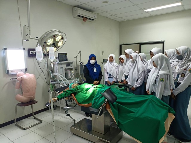 SMAN 1 Karangkobar Banjarnegara mendapatkan pengenalan ilmu di Laboratorium IBS Anestesiologi UMP Purwokerto/Foto : Dokpri