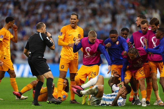 Pemain Argentina & Belanda Sempat Ribut Di Lapangan, Apa Pemicunya ...