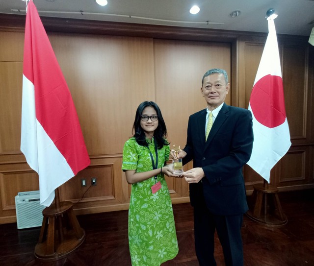 Konsulat Jenderal (Konjen) Jepang di Surabaya Takeyama Kenichi bersama Sabrina Hutapea. Foto: Masruroh/Basra