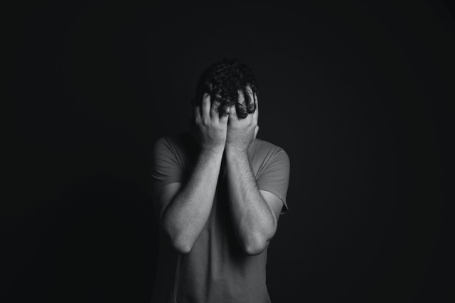 Sumber : https://www.pexels.com/id-id/foto/foto-skala-abu-abu-pria-yang-menutupi-wajah-dengan-tangannya-3601097/