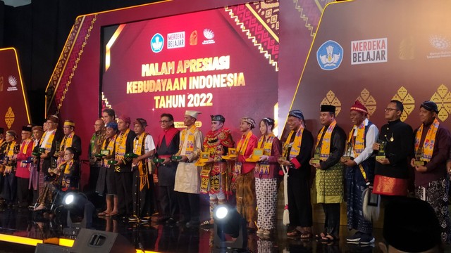 Ketua Yayasan Aceh Dokumenter, Faisal Ilyas (kedua kanan) menerima anugerah di Jakarta. Foto: Aceh Documentary 