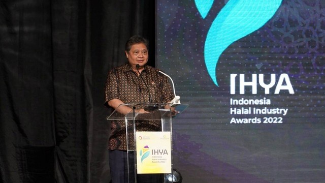 Menteri Koordinator Bidang Perekonomian Airlangga Hartarto dalam acara Indonesia Halal Industry Award (IHYA) 2022 di Jakarta, Jumat (9/12/2022). Foto: Kemenko Perekonomian