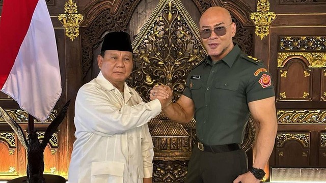 Deddy Corbuzier saat menerima pangkat Letnan Kolonel Tituler Angkatan Darat oleh Menhan Prabowo Subianto. Foto: Instagram/@mastercorbuzier