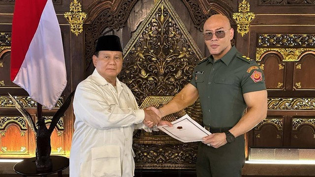 Deddy Corbuzier saat menerima pangkat Letnan Kolonel Tituler Angkatan Darat oleh Menhan Prabowo Subianto. Foto: Instagram/@mastercorbuzier