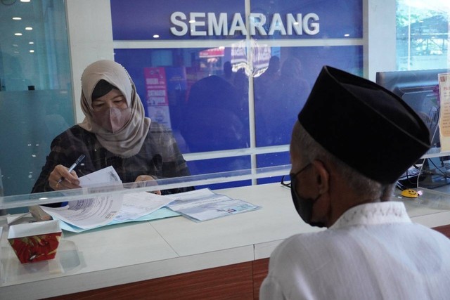 Pemeriksaan berkas persyaratan layanan Si Semar Lembur / Humas Imigrasi Semarang