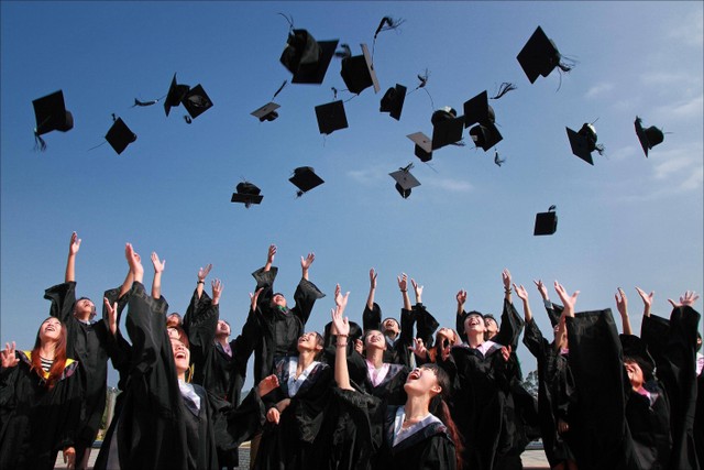 Ucapan selamat lulus SMA untuk teman. Foto: Pexels/Pixabay.