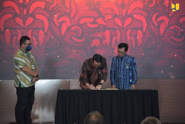 Penandatangan Nota Kesepakatan dan Perjanjian Kerja Sama tentang Penyelenggaraan Bantuan Pembangunan Rumah Susun. Foto: Dok. Kementerian PUPR