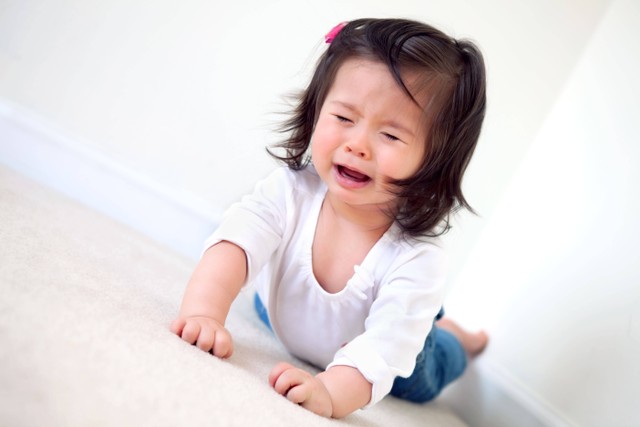 Ilustrasi anak tantrum merengek di lantai. Foto: Darren Brode/Shutterstock