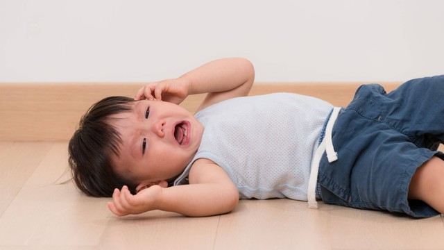 Ilustrasi anak tantrum merengek di lantai. Foto: leungchopan/Shutterstock