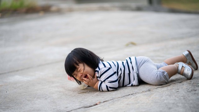 Ilustrasi anak tantrum merengek di lantai. Foto: Hua_khai/Shutterstock