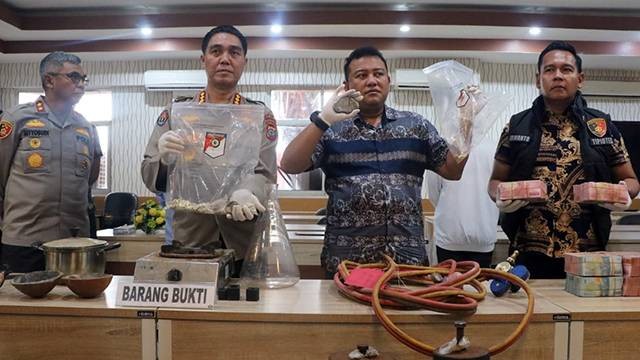 Barang bukti terkait kasus jual beli emas hasil pertambangan ilegal yang diungkap Polda Sulawesi Utara.
