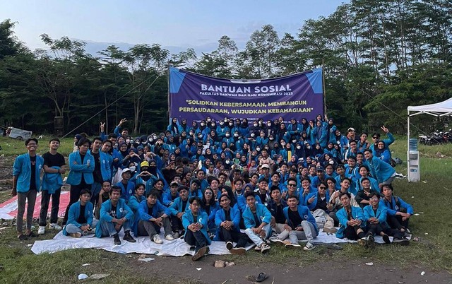 semua panitia bersama anak-anak kampung pemulung