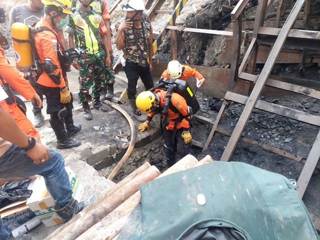 Proses evakuasi korban ledakan tambang di Sawahlunto, Jumat (9/12/2022). Dokumentasi: Basarnas Padang