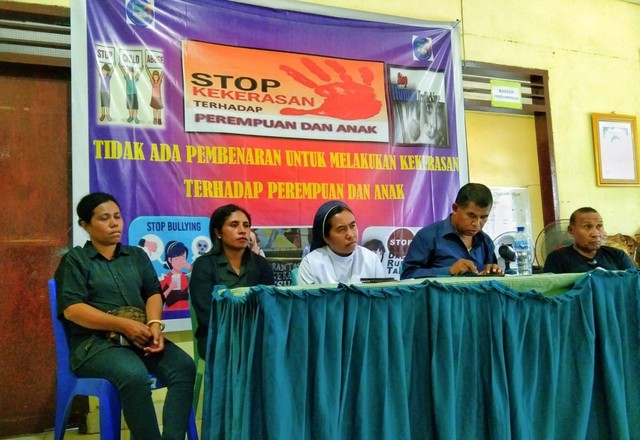 Keterangan foto:Keluarga korban kasus pembunuhan dan Pegiat HAM Sikka saat konfrensi pers di Kantor TRUK. Foto:Tedho Buru.