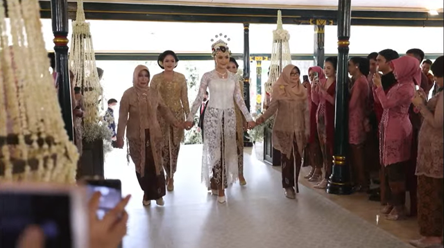 Erina Gudono tiba di lokasi Akad Nikah. Foto: YouTube Presiden Joko Widodo