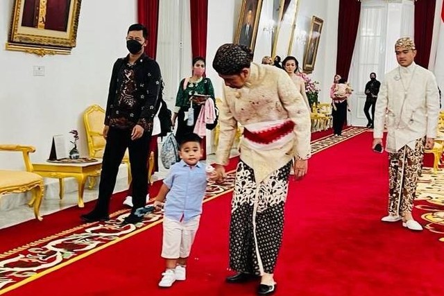 Presiden Jokowi bersiap untuk berangkat dari Gedung Agung Yogyakarta menuju Pendopo Royal Ambarukmo, Sabtu (10/12/2022). Foto: Laily Rachev/Biro Pers Sekretariat Presiden