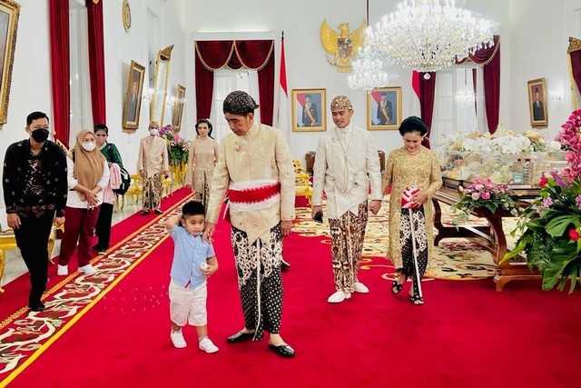 Presiden Jokowi bersama Ibu Negara Iriana Jokowi, dan keluarga besar bersiap untuk berangkat dari Gedung Agung Yogyakarta menuju Pendopo Royal Ambarukmo, Sabtu (10/12/2022). Foto: Laily Rachev/Biro Pers Sekretariat Presiden