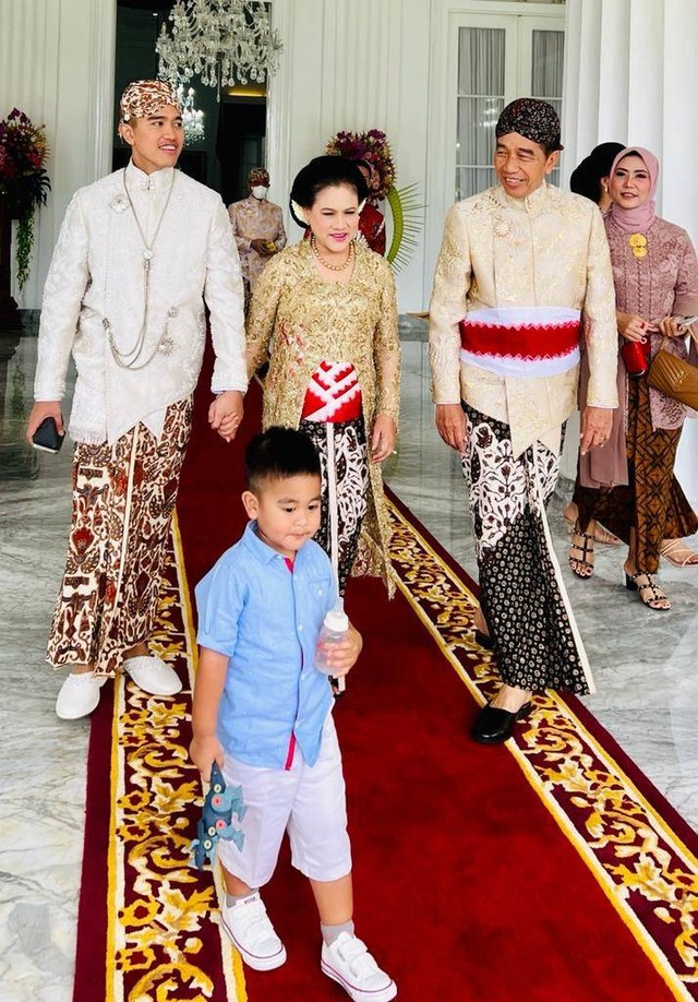Presiden Jokowi bersama Ibu Negara Iriana Jokowi dan Kaesang Pangarep bersiap untuk berangkat dari Gedung Agung Yogyakarta menuju Pendopo Royal Ambarukmo, Sabtu (10/12/2022). Foto: Laily Rachev/Biro Pers Sekretariat Presiden