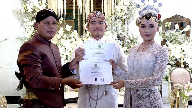 Kaesang Pangarep dan dan Erina Gudono usai menjalani akad nikah di Pendopo Royal Ambarrukmo Yogyakarta, Sabtu (10/12/2022). Foto: Youtube/Presiden Joko Widodo