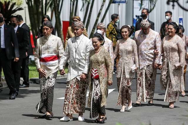 Presiden Jokowi bersama Ibu Negara Iriana Joko Widodo dan keluarga mendampingi Kaesang Pangarep berjalan menuju pendopo Royal Ambarukmo menjelang akad nikah di Sleman, DI Yogyakarta, Sabtu (10/12/2022). Foto: Hendra Nurdiyansyah/ANTARA FOTO