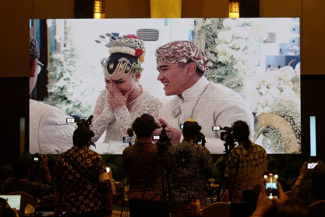 Sejumlah jurnalis menyaksikan prosesi akad nikah putra bungsu Presiden Joko Widodo, Kaesang Pangarep dengan Erina Gudono, melalui layar di Royal Ambarrukmo, Sleman, D.I Yogyakarta, Sabtu (9/12/2022). Foto: Andreas Fitri Atmoko/ANTARA FOTO