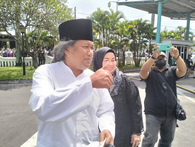 Gus Muwafiq yang hadir ke akad nikah Kaesang Pangarep dan Erina Gudono, Sabtu (10/12/2022). Foto: Erfanto/Tugu Jogja