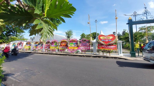 Karangan bunga penuhi Pura Mangkunegaran, Solo, jelang acara Ngunduh Mantu Kaesang-Erina pada Minggu (11/12) besok. Foto: Dok. Istimewa