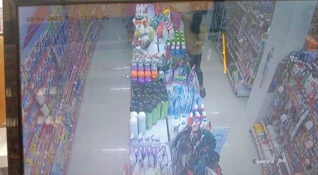 Terekam cctv saat mengutil di minimarket. | Foto: ist