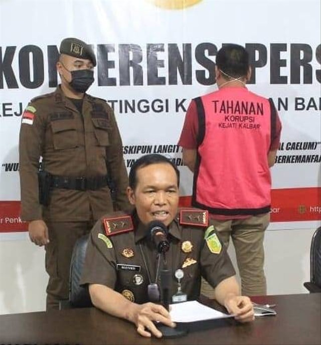 Kajati Kalbar memberikan keterangan kepada wartawan. Foto: Dok. Istimewa