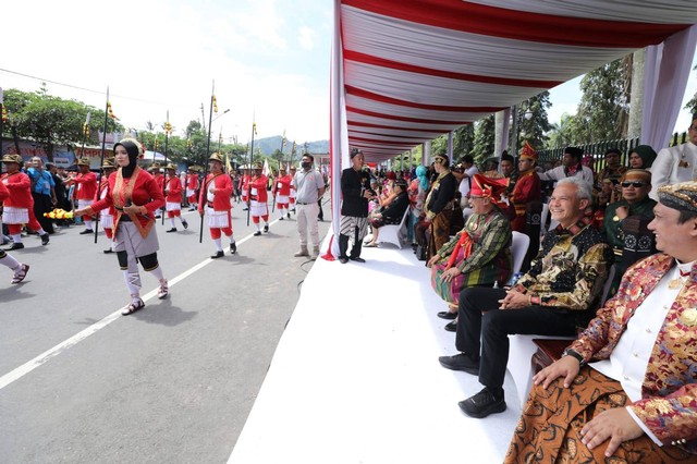 Gubernur Jawa Tengah Ganjar Pranowo suguhkan pawai budaya kerajaan kepada masyarakat usai mempersatukan raja se-Nusantara di Borobudur. Foto: Dok. Istimewa